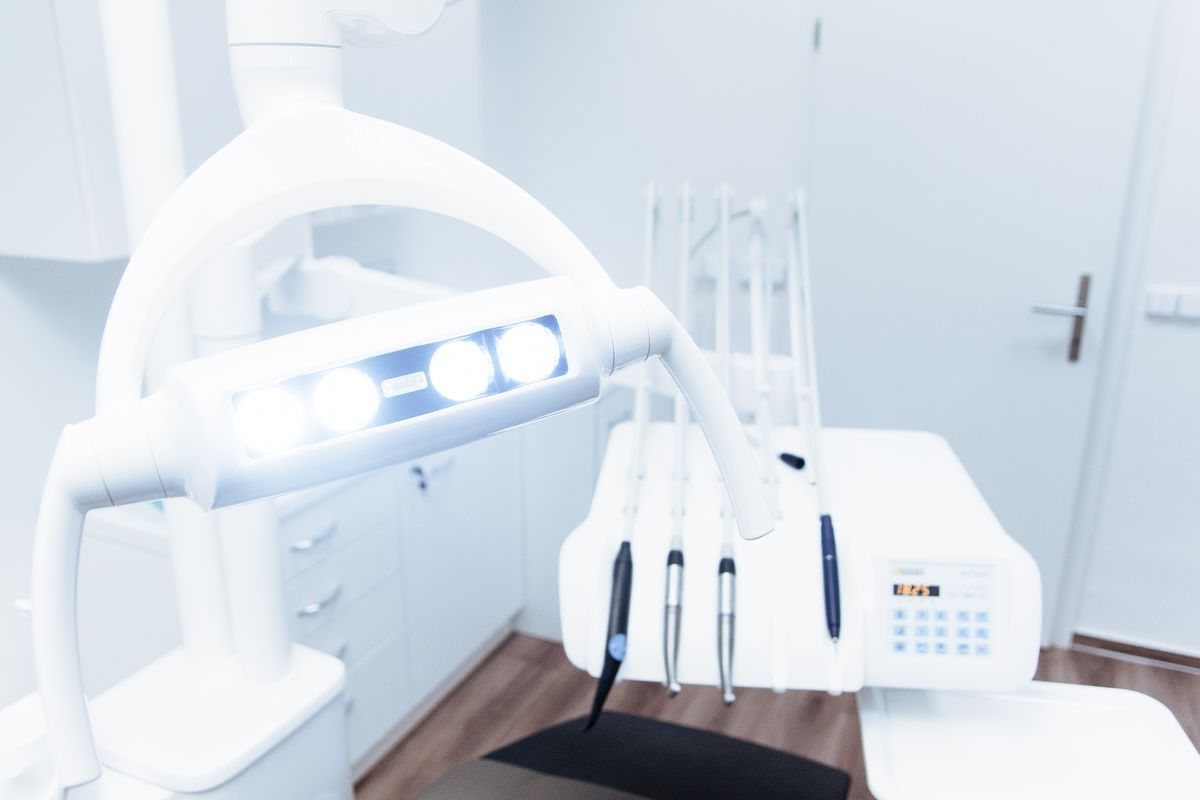 Modern dental treatment light and instruments in a clean clinic